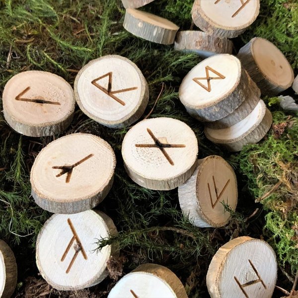 Holz Runen in Baumwolltäschchen